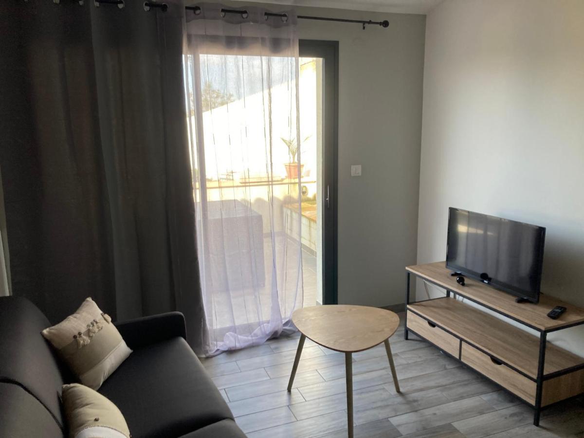 Studio Meuble Du Bourg Puymiclan Exteriér fotografie